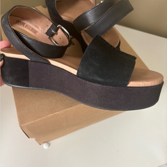 UGG Platform Sandals - Picture 4 of 6